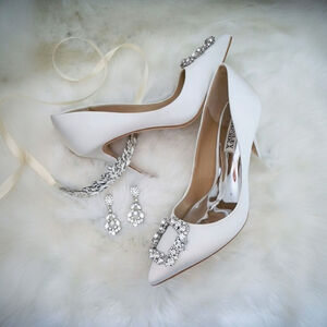 Badgley Mischka Cher Heels Womens 5.5 White Satin Crystal Buckle Wedding Pumps